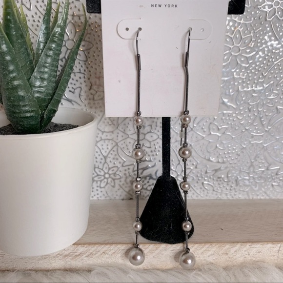 Kenneth Cole Gunmetal Pearl Beaded Earrings NWT - Picture 1 of 3